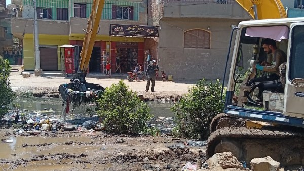 محافظ الجيزة يتابع تطهير ترع الشبرامنتية وسقارة ومصرف العزيزية بالبدرشين