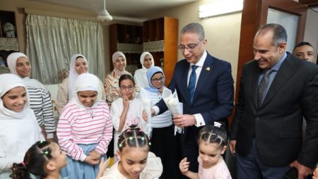 وسط أجواء من البهجة..محافظ الجيزة يشارك فتيات مؤسسة الرعاية الاجتماعية بإمبابة فرحة عيد الأضحى