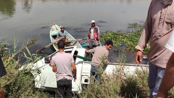 إصابة 3 سيدات في انقلاب سيارة ربع نقل محملة بالفراولة بالمنوفية.. صور