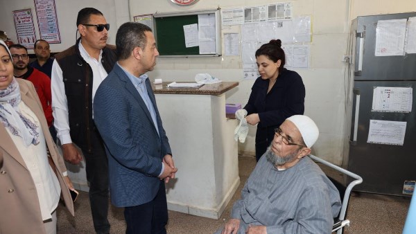مستوى الخدمة متدن.. محافظ المنوفية يحيل مسئولين بمستشفى قويسنا للتحقيق