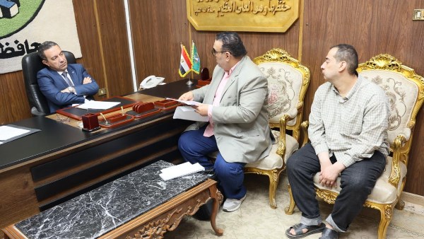 لقاء المواطنين.. محافظ المنوفية يصرف مساعدة مالية عاجلة لشاب من ذوي الهمم| صور