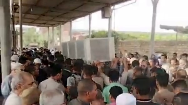 عامل يومية.. تشييع جثمان شاب ضحية حادث تصادم سيارة عمالة على طريق بالمنوفية