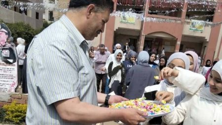 مدير مدرسة ثانوي يوزع شوكولاته علي الطالبات عقب انتهاء امتحانات نهاية العام.. صور