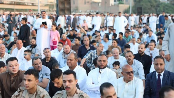 نائب محافظ المنيا يتبادل التهاني مع المواطنين عقب صلاة العيد