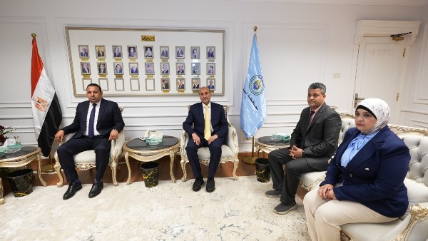 محافظ أسيوط يلتقي مسئولي القوافل الطبية بمجلس الوزراء