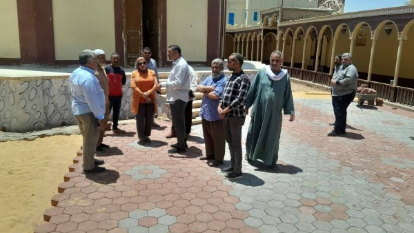 محافظ أسيوط: تطوير محيط مسجد أبو العيون بدشلوط وتركيب بلاط الإنترلوك بالساحة الخارجية