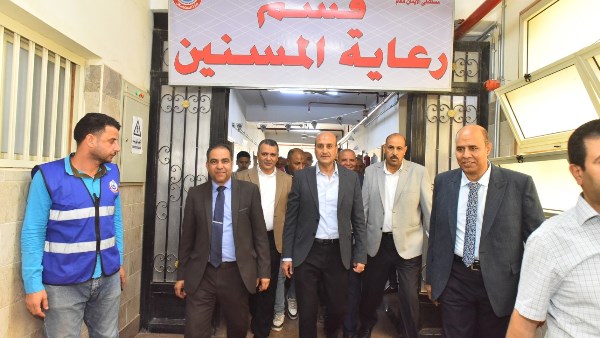 بمناسبة عيد الأضحى.. محافظ أسيوط يواصل جولاته الإنسانية بالمستشفيات ويوزع العيديات