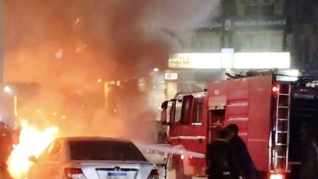 السيطرة على حريق بسيارة بجوار محطة للوقود في أسوان