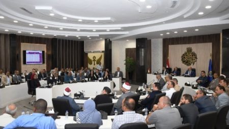 محافظ أسوان يتابع جاهزية مرافق الكهرباء ومياه الشرب لمواجهة ارتفاع درجات الحرارة