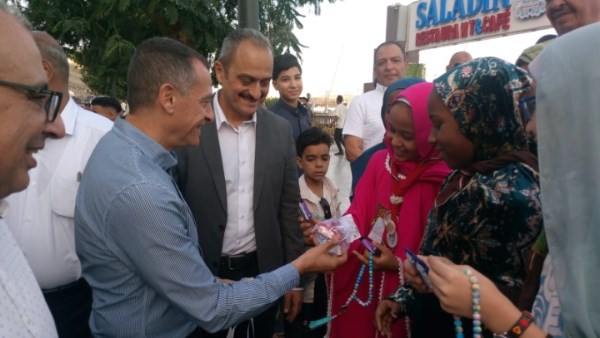 محافظ أسوان يوزع كروت تهنئة الرئيس السيسى والهدايا والعيدية على الأطفال