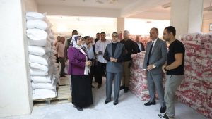السلع متوافرة..محافظ الوادي الجديد تتفقد فرع “المصرية ماركت” بالخارجة