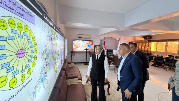 خلال تفقدها غرفة العمليات بالداخلة.. محافظ الوادي الجديد تشيد بجهود التصدي للتعديات على الأراضي الزراعية