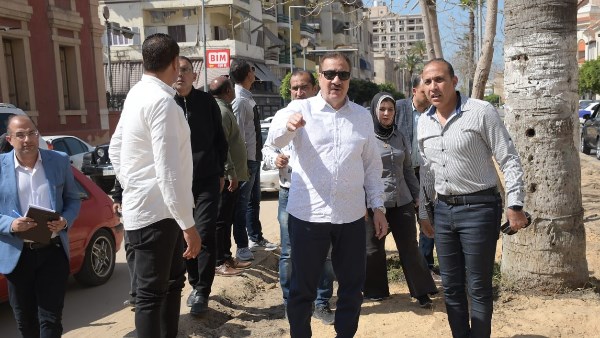 محافظ بورسعيد يتفقد أعمال زراعة المسطح الأخضر بشارع صلاح سالم بحي الشرق