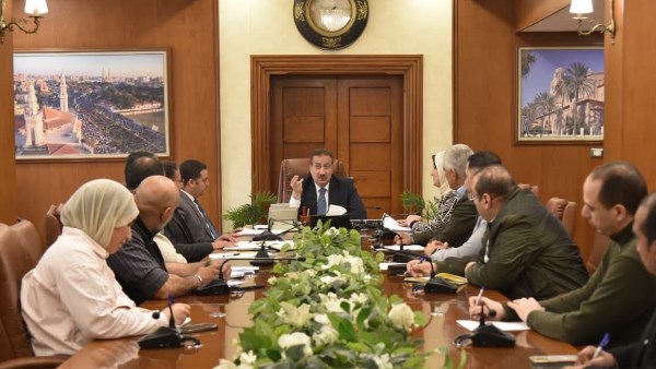 محافظ بورسعيد يجتمع بلجنة المتابعة والإشراف على الصيانة والإصلاح للمعدات وسيارات المحافظة