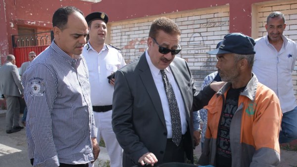 محافظ بورسعيد يثمن جهود عمال النظافة في الحفاظ على المظهر الحضاري