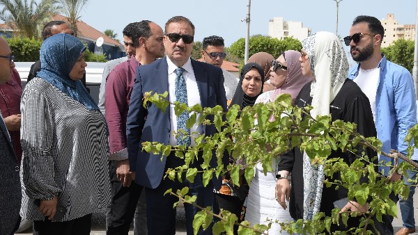 محافظ بورسعيد يتفقد عددًا من الشوارع تمهيدًا لبدء أعمال التطوير ورفع الكفاءة.. صور