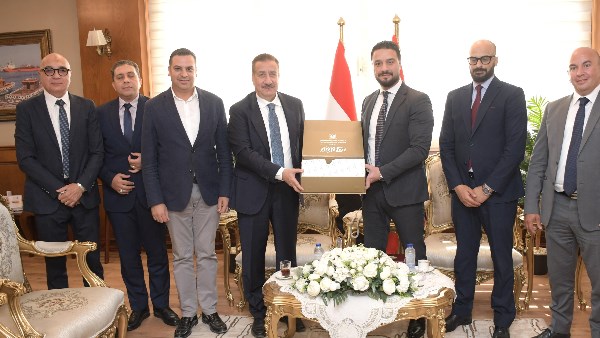 محافظ بورسعيد يستقبل وفد البنك الزراعي المصري لبحث سبل تعزيز التعاون