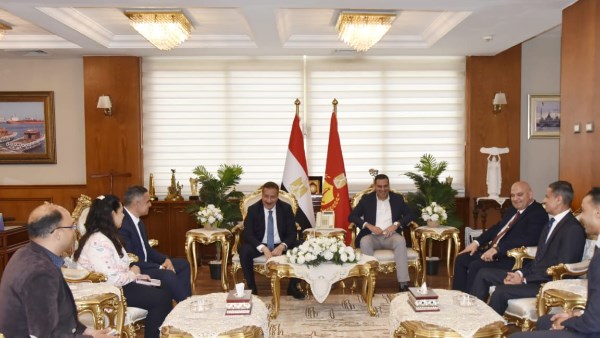محافظ بورسعيد يناقش سبل تعزيز التعاون مع الهيئة الاقتصادية لقناة السويس