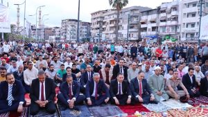 وسط المواطنين .. محافظ دمياط يؤدى صلاة عيد الأضحى المبارك بساحة ميدان الساعة|صور