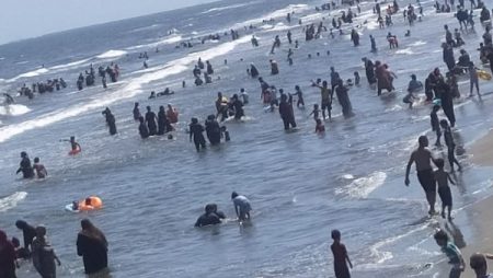 شواطئ رأس البر ودمياط الجديدة يستقبلان المصطافين في ثاني أيام العيد