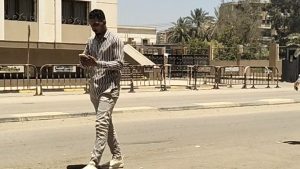 وصول الشاب إسلام ضحية ارتداء الملابس النسائية إلى محكمة جنايات بنها