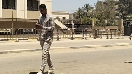 وصول الشاب إسلام ضحية ارتداء الملابس النسائية إلى محكمة جنايات بنها