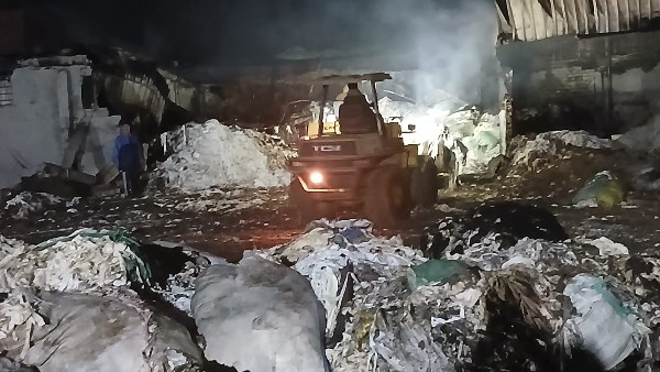 بطولات وشهامة الأهالي.. رجال المطافىء خلال إخماد وتبريد مصنع للقطن بالمحلة.. صور