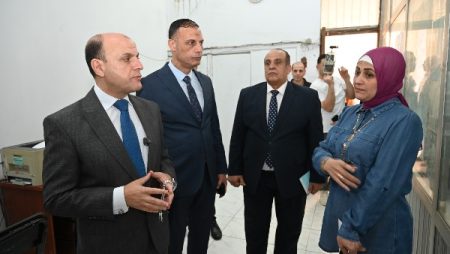 محافظ الغربية يهنئ العاملين بالديوان العام والأهالي بعيد الأضحى.. ويؤكد: مستمرون في خدمة المواطنين