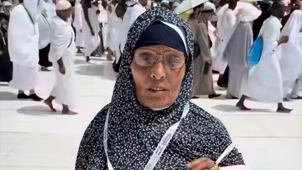 الحاجة نبيلة تخطف الأنظار بدعائها للرئيس السيسي من الحرم المكي