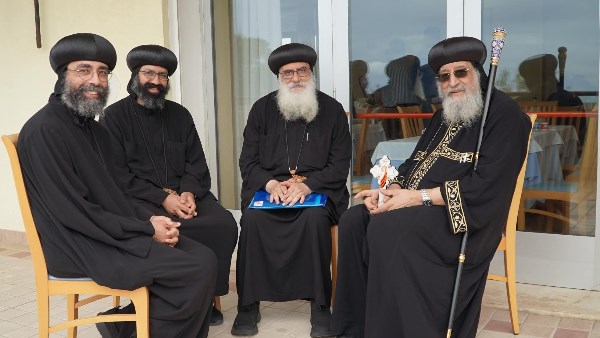 البابا تواضروس يعقد لقاءات مع خمسة من المطارنة والأساقفة بڤينيسيا| صور