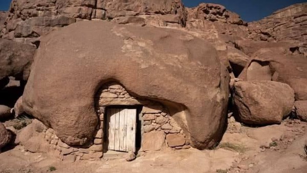 «القصر» عند بدو سانت كاترين.. حين صنعت الصخور بيوت الصحراء وحفظت أسرار الحياة