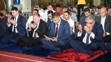 محافظ الدقهلية يؤدي صلاة عيد الأضحى بمسجد النصر بالمنصورة