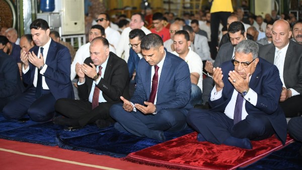 محافظ الدقهلية يؤدي صلاة عيد الأضحى بمسجد النصر بالمنصورة