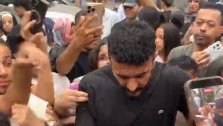 أحمد العوضي يحتفل بالأضحية وسط محبيه في شوارع عين شمس