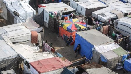 جحيم الصيف في غزة.. كيف تكون الحياة في خيمة لا تقي من حر الصيف أو برد الشتاء ؟