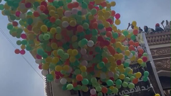 شلالات البلالين تُزيّن سماء البحيرة عقب صلاة عيد الأضحى.. وفرحة الأطفال ترسم البهجة في الساحات|صور شلالات البلالين تُزيّن سماء البحيرة عقب صلاة عيد الأضحى.. وفرحة الأطفال ترسم البهجة في الساحات|صور