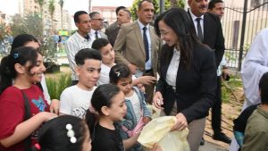 محافظ البحيرة تشارك المواطنين فرحة العيد وتوزّع الهدايا على الأطفال