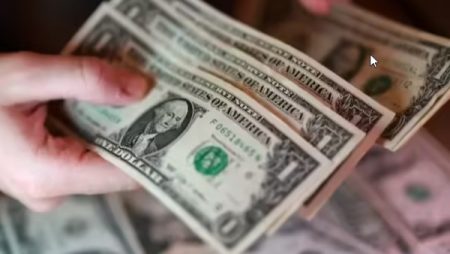 سعر صرف الدولار مقابل الجنيه في منتصف تعاملات اليوم