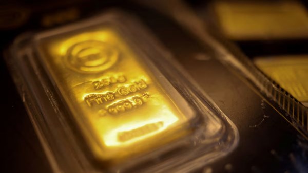 الذهب يقفز عالميا مع تراجع الدولار وسط ترقب لانفراجة في الأزمة الأمريكية الإيرانية