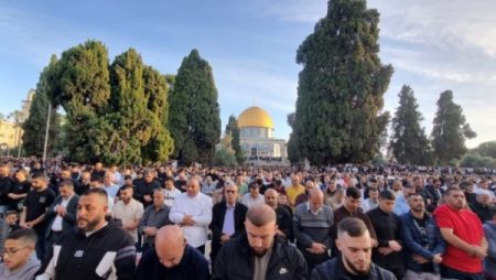 140 ألف مصلٍ يؤدون صلاة عيد الأضحى بالمسجد الأقصى