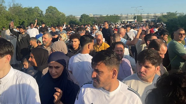 آلاف المسلمين يؤدون صلاة عيد الأضحى المبارك في المركز الإسلامي الكبير بفيينا