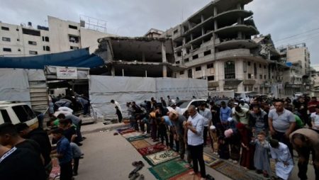 فلسطينيون يؤدون صلاة عيد الأضحى على أنقاض المساجد المدمرة في قطاع غزة