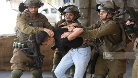 حملة اعتقالات ومداهمات يشنها الاحتلال الإسرائيلي على مدن فلسطينية