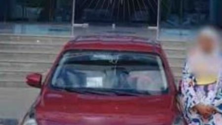 القبض على ربة منزل سمحت للأطفال بالجلوس خارج نوافذ السيارة قيادتها في الجيزة