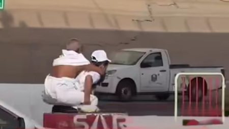 مشهد إنساني مؤثر.. متطوع يحمل حاجا على ظهره في مشعر مِنى