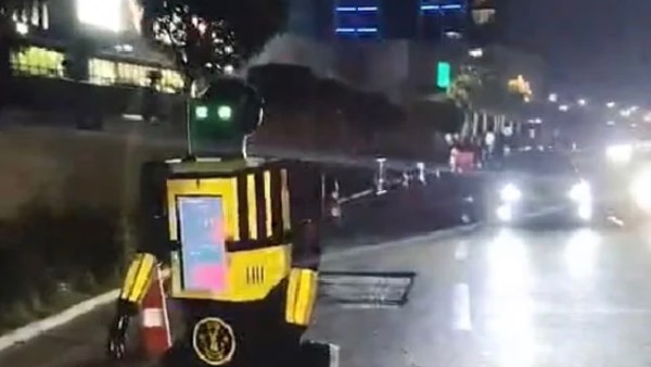 رجل المرور الآلي يظهر في العلمين الجديدة لتحقيق السيولة المرورية.. صور