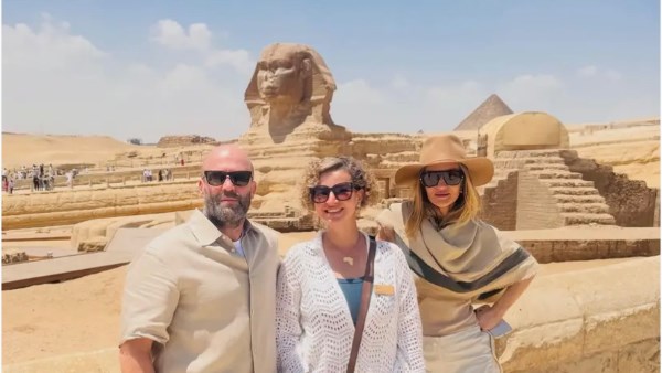 مرشدة سياحية تكشف كواليس جولة «جيسون ستاثام» وزوجته بالأهرامات .. ماذا قال؟