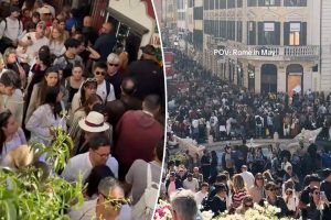 تجتاح حشود من السياح المناطق الساخنة في إيطاليا مع بدء موسم العطلات