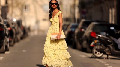Emilie Josephin_fashionwetrust ترتدي نظارة شمسية سوداء، لون أصفر شاحب مع نمط طباعة زهور باللونين الأخضر والأصفر، رقبة على شكل حرف V / قميص بدون أكمام / فستان طويل طويل بدون ظهر / حزام / مكشكش، حقيبة يد مكشكشة من القماش البيج، حلقات فضية، حذاء بكعب مدبب من الجلد الأصفر غير اللامع، خلال جلسة تصوير أزياء على طراز الشارع، في 26 مارس 2022 في باريس، فرنسا.