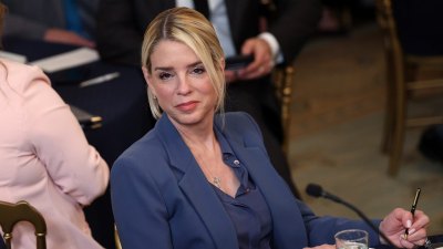 GettyImages-2262660163 لماذا تم طرد بام بوندي